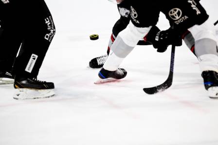 Understanding Ice Hockey Strategy: Offensive and Defensive Tactics Unpacked